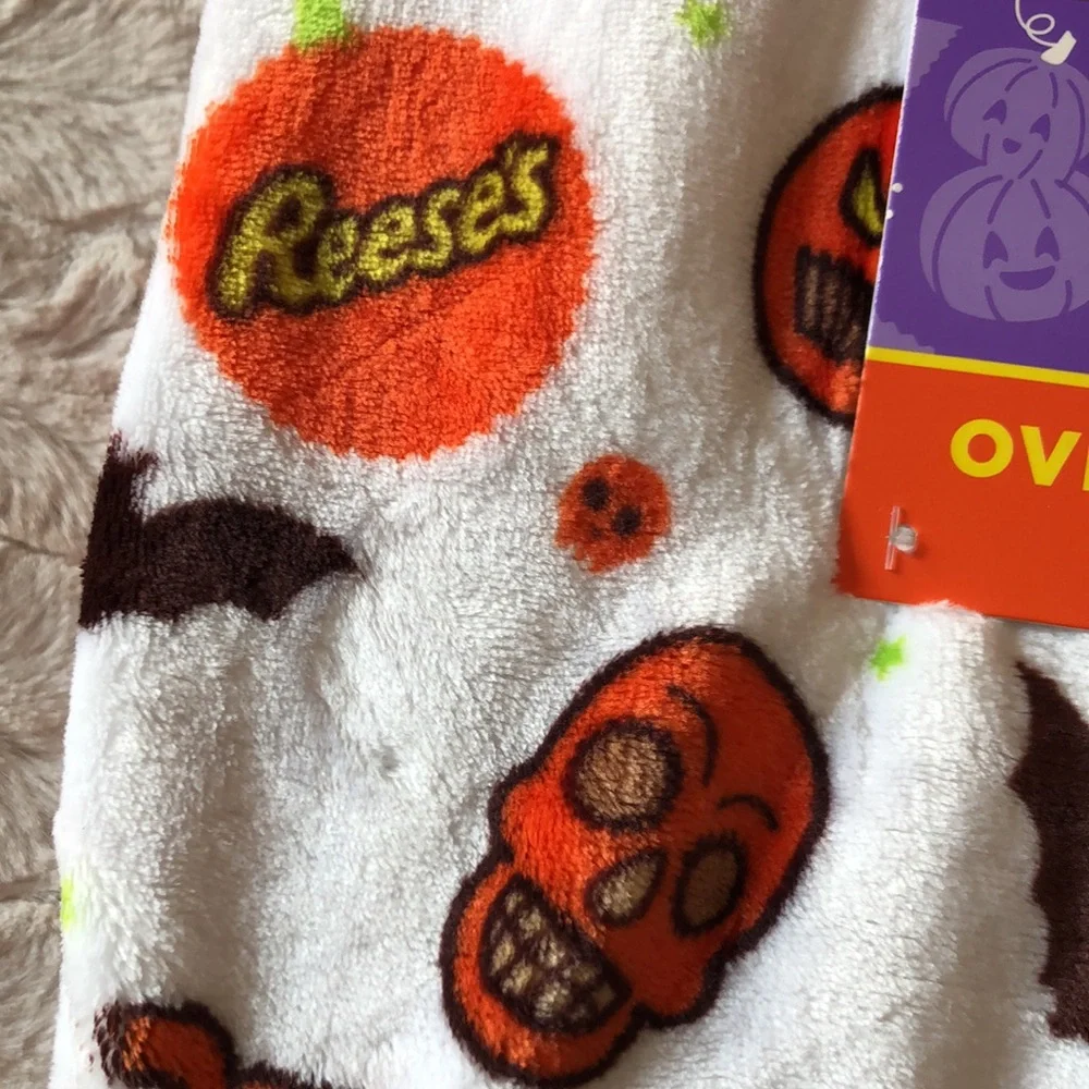 REESE’S Halloween Plush Throw Blanket - White with Orange Pumpkin Print